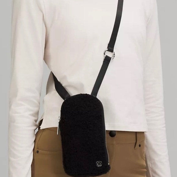 Sale!▪️Lululemon Fleece Crossbody in Black - Picture 5 of 7